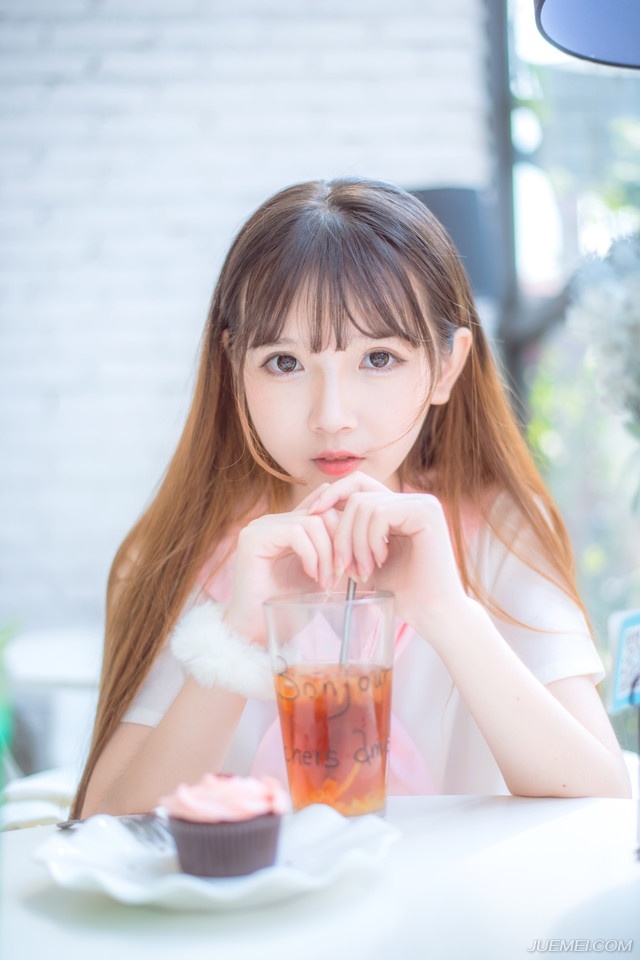 不爱的爱情，永远不会变坏。所以，我们调情，我们暧昧，却永远不要相爱。